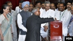 ທ່ານ Pranab Mukherjee ກໍາລັງພາກັນປ່ອນບັດ ເລືອກເອົາປະທານາທິບໍດີຄົນໃໝ່ຂອງອິນເດຍ (19 ກໍລະກົດ 2012)