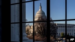 ARCHIVO - El Capitolio de los Estados Unidos se ve a través de una ventana en el edificio Russell del Senado en Washington, el 15 de marzo de 2023.