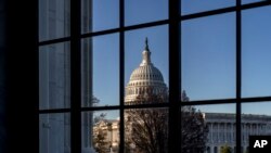Le Capitole des États-Unis est vu à travers une fenêtre de l'immeuble du Sénat à Washington, le 15 mars 2023.