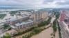 在新华社发布的这张航拍照片中，2023年8月5日星期六，洪水覆盖了中国东北部黑龙江省哈尔滨市延寿县 (Gu Jingkun/Xinhua via AP)