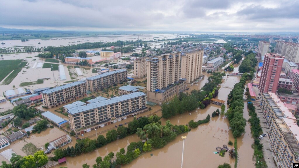 在新华社发布的这张航拍照片中，2023年8月5日星期六，洪水覆盖了中国东北部黑龙江省哈尔滨市延寿县。(Gu Jingkun/Xinhua via AP)(photo:VOA)