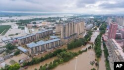 在新华社发布的这张航拍照片中，2023年8月5日星期六，洪水覆盖了中国东北部黑龙江省哈尔滨市延寿县。(Gu Jingkun/Xinhua via AP)