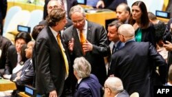 29일 뉴욕 유엔 본부에서 열린 안보리 회의에서 캐릴 우스트람 유엔 주재 네덜란드 대사가 파올로 젠틸로니 이탈리아 외무장관과 대화하고 있다.