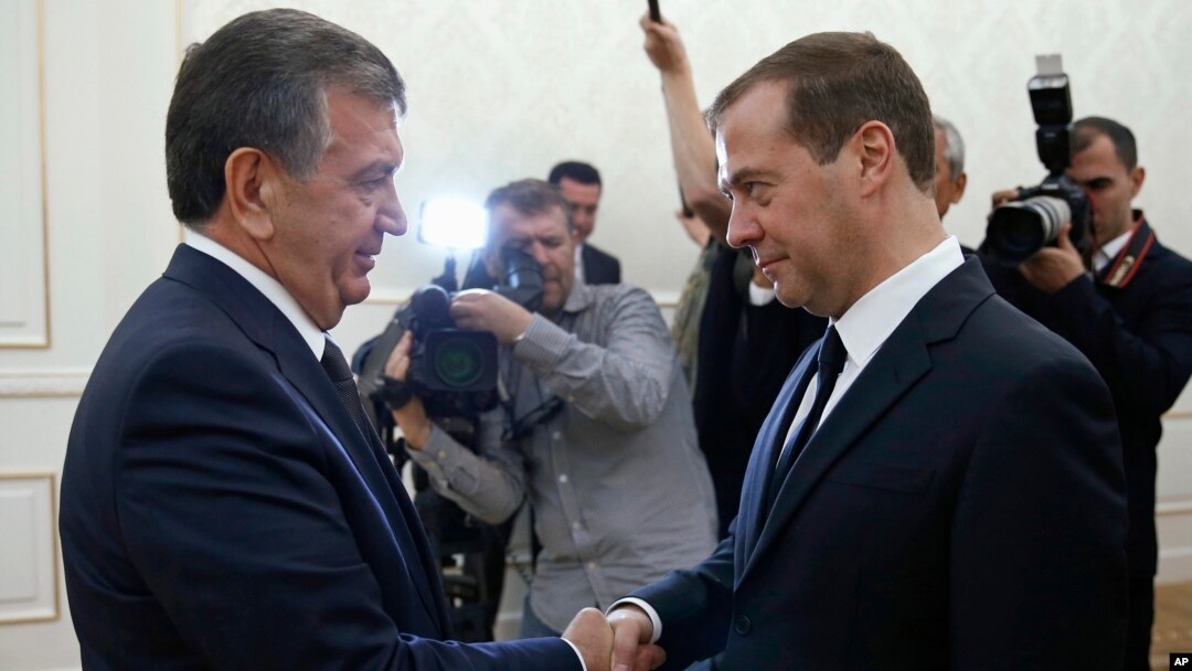 O'zbekiston prezidenti vazifasini bajaruvchi Shavkat Mirziyoyev (chapda) Rossiya Bosh vaziri Dmitriy Medvedov bilan, Toshkent, 3-sentabr, 2016-yil.
