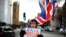 Pristalica Brexita stoji ispred Doma parlamenta u Londonu, Velika Britanija, 7. februara 2019.