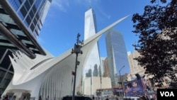 纽约911国家纪念广场旁的一号世贸大楼与世贸中心交通枢纽“Oculus”。(美国之音记者久岛摄于2026年9月10日)