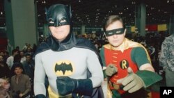 Los actores Adam West y Burt Ward vestidos como Batman y Robin.