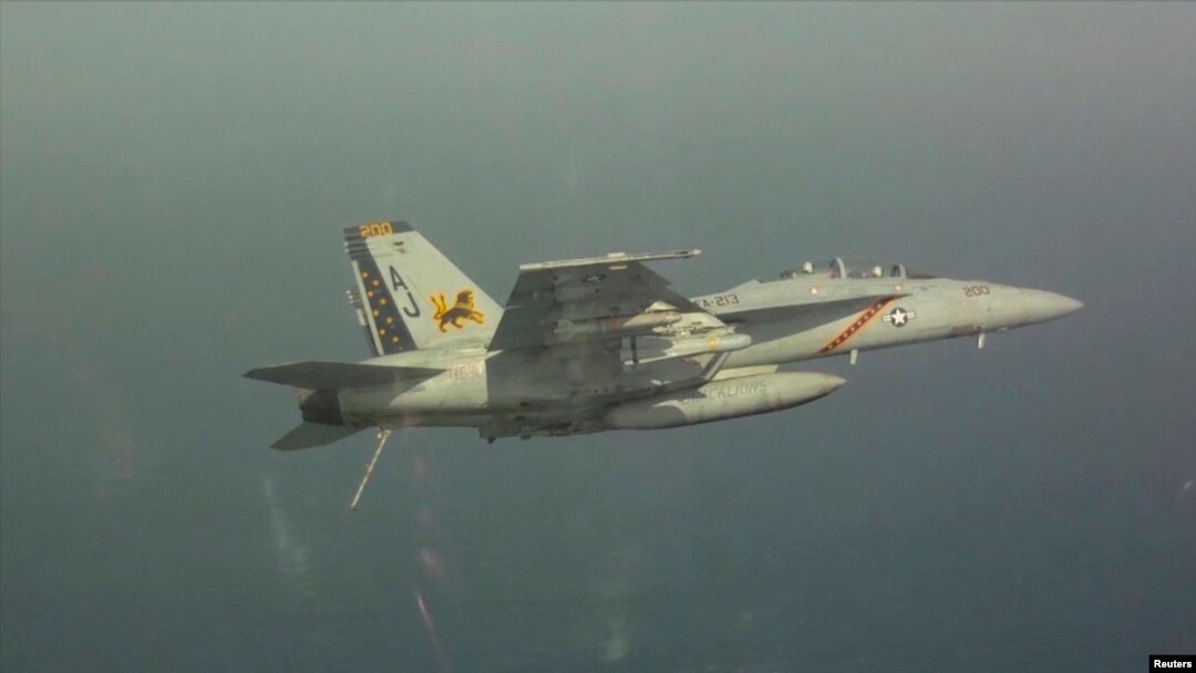 Pesawat tempur Amerika F/A-18F Super Hornet tampak di langit Teluk Arab. Gempuran pesawat tempur AS berhasil memperlambat operasi kelompok ISIS namun tidak tuntas melemahkan ISIS, demikian dikatakan Pentagon (10/8/2014).
