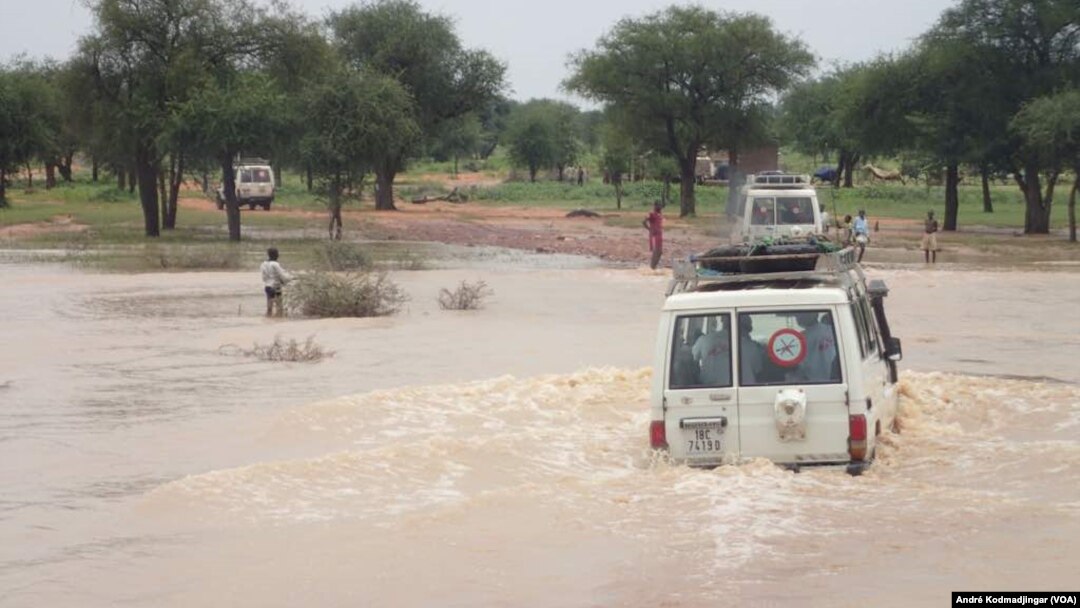 Tim media menyeberangi sungai Ouaddi, Chad untuk mencapai anggota masyarakat yang menderita kolera, 21 September. (VOA/André Kodmadjingar)
