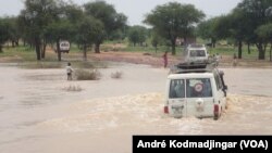 Tim media menyeberangi sungai Ouaddi, Chad untuk mencapai anggota masyarakat yang menderita kolera, 21 September. (VOA/André Kodmadjingar)