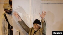 طاهرالقادري دا هم وئيلي چې ترڅو وزيراعظم نواز شريف استعفي نۀ وي ورکړي تر هغې دې داسمبلۍ دغړو سره دپارليمنټ دننه ايسار وي اؤ هغوي به ورته بهر ته دراوتلو اجازت نۀ ورکوي.