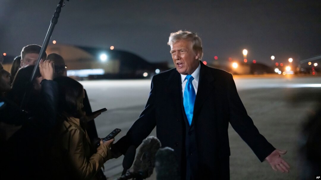El presidente Donald Trump habla con los periodistas junto al Air Force One después de regresar a la Base Conjunta Andrews, Maryland, el 2 de febrero de 2025.