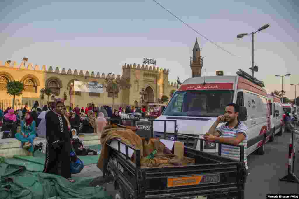 Muslims gather at Amru Ebn Alaas mosque one of the biggest mosques in Cairo for Ramadan night of destiny prayers in old Cairo, Egypt, June 21, 2017. (Hamada Elrasam/VOA)