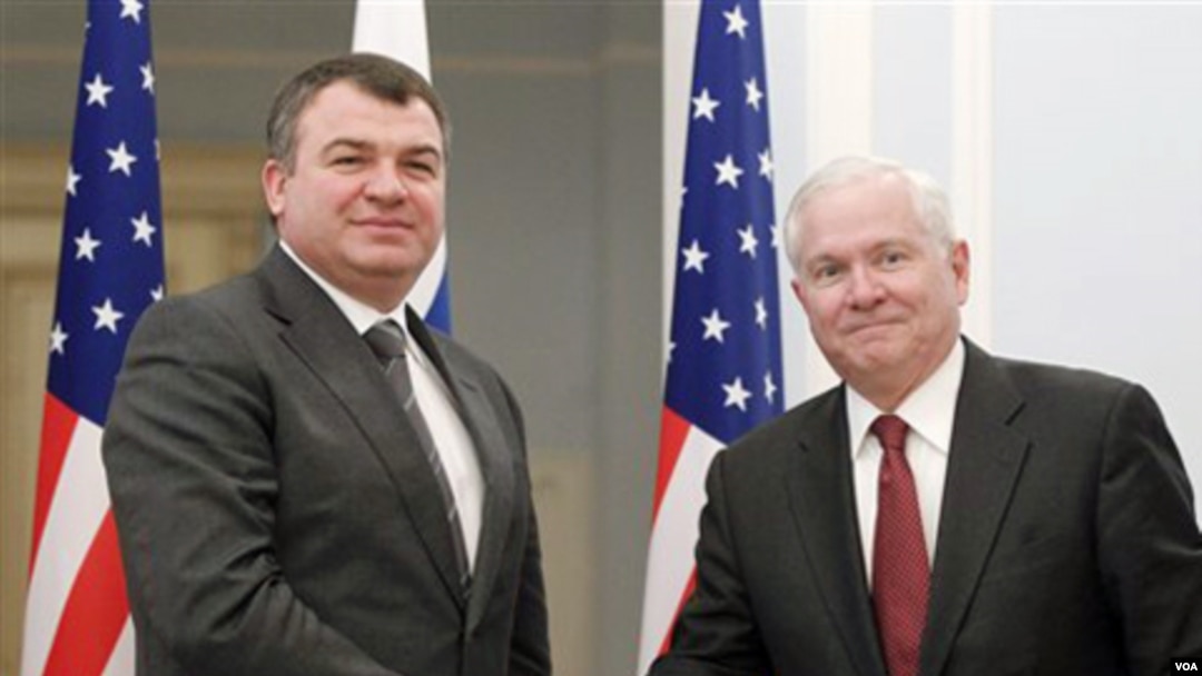 Menhan AS Robert Gates (kanan) dan Menhan Rusia Anatoly Serdyukov di Moskow.