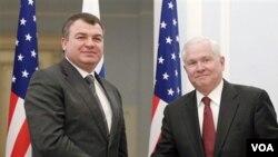 Menhan AS Robert Gates (kanan) dan Menhan Rusia Anatoly Serdyukov di Moskow.