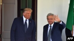 El presidente de EE.UU., Donald Trump, recibe a su homólogo mexicano, Andrés Manuel López Obrador, a su llegada a la Casa Blanca.