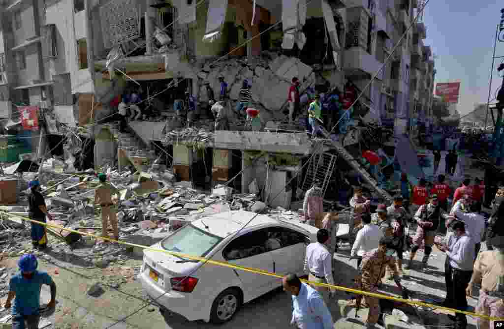 파키스탄 남부 항구 도시 카라치의 건물이 폭발해 수십명의 사상자가 발생한 사고 현장에서 군인과 구조대원들이 생존자를 수색하고 있다.