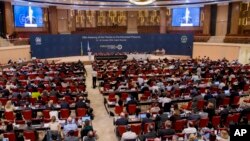 Učesnici 28. sastanka zemalja potpisnica Montrealskog protokola u Kigaliju, američki državni sekretar Džon Keri za govornicom 