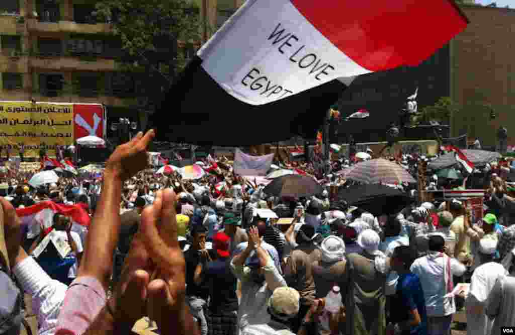 A rally on behalf of the Muslim Brotherhood&#39;s Mohamed Morsi on Tahrir Square, Cairo, Egypt, June 24, 2012. (VOA/Elizabeth Arrott)