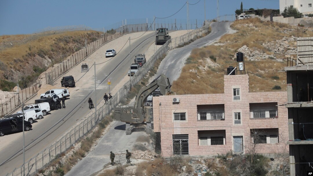 Rumah-rumah Palestina di desa Sur baher, Yerusalem timur tengah dirobohkan oleh pekerja Israel, 22 Juli 2019. (Foto: dok).