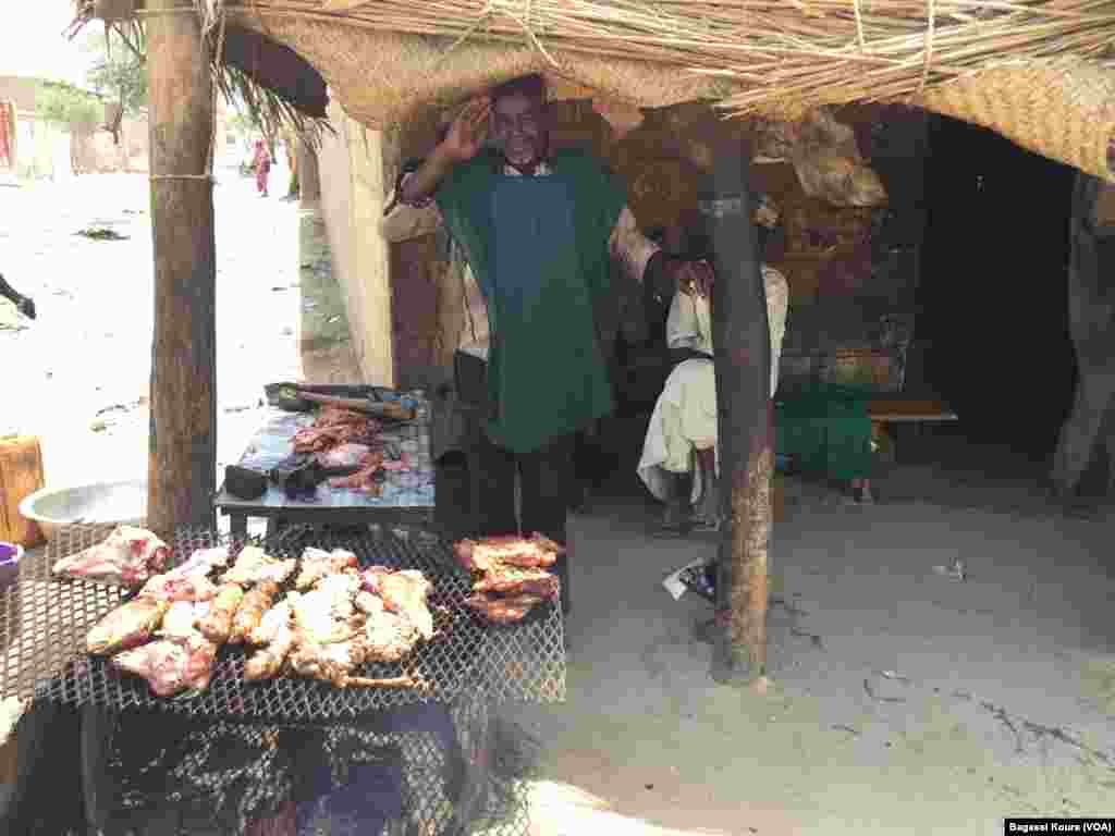 Baba Ali du Niger fait de la viande grillée au bord de la principale voie de Bol, Tchad, 1er avril 2016. (Photo voa Bagassi Koura)