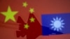 资料图片：中国和台湾的旗帜与飞行的军机并排摆放。