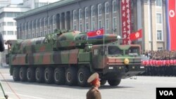 지난해 4월 평양에서 열린 열병식에서 최초로 공개된 신형 미사일.