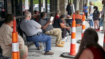 Công nhân thất nghiệp chờ nạp đơn xin việc làm tại Omaha, bang Nebraska, ngày 15/7/2020. (Foto: AP)