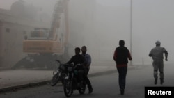 Warga melarikan diri dari lokasi pemboman oleh pasukan pemerintah Suriah di Dahra, Aleppo (20/4). (Reuters/Firas Badawi)