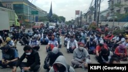 Buruh di Tangerang, Provinsi Banten yang berencana menolak RUU Cipta Kerja. (Foto: Courtesy/KSPI)