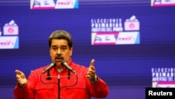 El presidente Nicolás Maduro se dirige a los medios después de las primarias de su partido, el 8 de agosto de 2021, en Caracas.