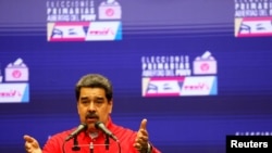 El presidente Nicolás Maduro se dirige a los medios después de las primarias de su partido, el 8 de agosto de 2021, en Caracas.