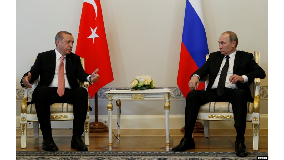 FILE - Turkish President Recep Tayyip Erdogan (L) speaks to Russian President Vladimir Putin during their meeting in St. Petersburg, Russia, Aug. 9, 2016. Erdogan is expected to raise the issue of safe zones in Syria during talks with Putin in Moscow this week.