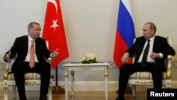 Turski predsednik Redžep Tajip Erdogan razgovara sa ruskim predsednikom Vladimirom Putinom. 