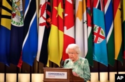Ratu Inggris Elizabeth II berbicara selama pembukaan resmi Pertemuan Kepala Pemerintahan Persemakmuran di aula Istana Buckingham di London, 19 April 2018. (Foto: via AP)
