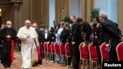 Paus Fransiskus bertemu dengan para diplomat dari lebih dari 180 negara di Vatikan, 10 Januari 2022. (Vatican Media/Handout via Reuters)