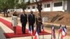 Alassane Ouattara et Emmanuel Macron aux cotés de leurs épouses, lors de l’hommage rendu aux victimes du bombardement du lycée Descartes en 2004, Bouaké, le 22 décembre 2019. (VOA/Siriki Barro)