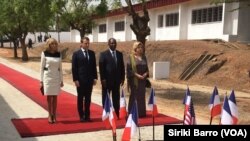 Alassane Ouattara et Emmanuel Macron aux cotés de leurs épouses, lors de l’hommage rendu aux victimes du bombardement du lycée Descartes en 2004, Bouaké, le 22 décembre 2019. (VOA/Siriki Barro)