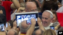 Papa Francis ashangiliwa na waumini Vatican.