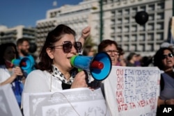 Κατά τη διάρκεια διαμαρτυρίας έξω από το ελληνικό κοινοβούλιο στο κέντρο της Αθήνας στις 3 Νοεμβρίου 2021, οι εργαζόμενοι στον τομέα της υγείας φώναξαν συνθήματα κατά της αναστολής όσων αρνήθηκαν να λάβουν υποχρεωτικά εμβόλια και εμβόλια κατά του κορωνοϊού.