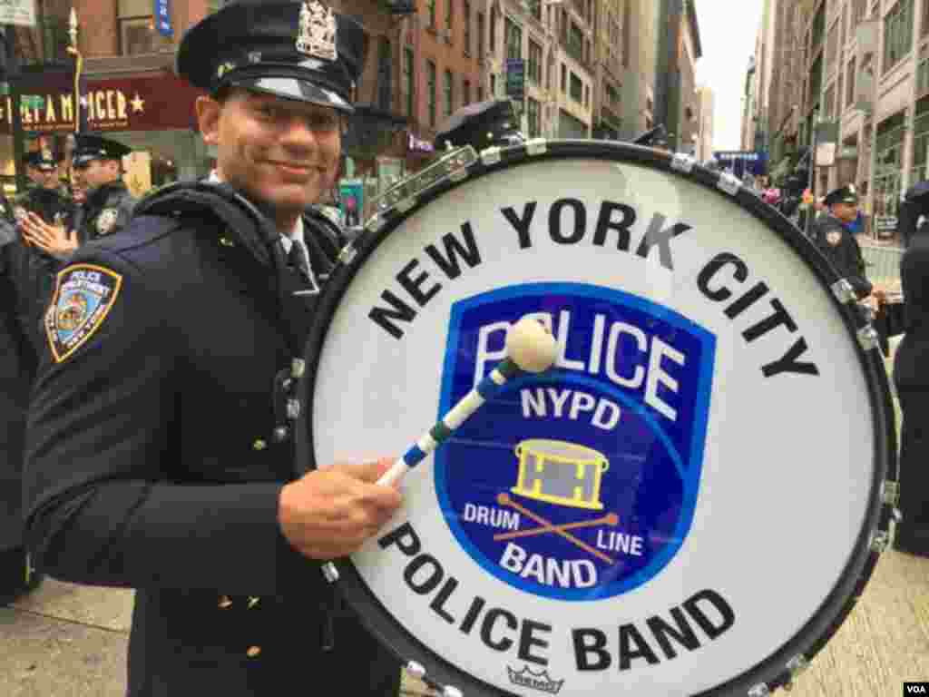 نیویارک: محکمہ پولیس کا میوزک بینڈ میں شامل ایک اہلکار ڈرم بجاتے ہوئے 