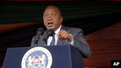 Presiden Kenya, Uhur Kenyatta, menyampaikan pidato kenegaraan dalam peringatan Hari Kemerdekaan ke-53 di Stadiun Nyayo di Nairobi, hari Senin, 26 Desember 2016 (foto: AP Photo/Khalil Senosi)