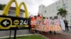 พนักงาน McDonald's เรียกร้องขึ้นค่าจ้างตามโครงการ “สู้เพื่อ 15 ดอลล่าร์” โดยอ้างอันตรายในที่ทำงาน