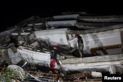 Tim SAR bekerja di bangunan yang runtuh akibat gempa bumi di Antakya, Turki, 6 Februari 2023. (Foto: REUTERS/Umit Bektas)