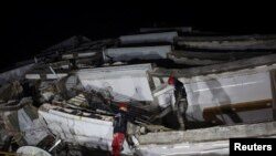 Un equipo de rescate trabaja en un edificio derrumbado tras un terremoto en Antakya, Turquía, el 6 de febrero de 2023.