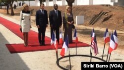 Alassane Ouattara et Emmanuel Macron aux cotés de leurs épouses, lors de l’hommage rendu aux victimes du bombardement du lycée Descartes en 2004, Bouaké, le 22 décembre 2019. (VOA/Siriki Barro)