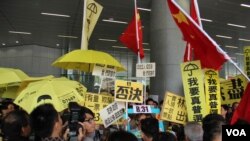 港府公佈政改方案對立團體立法會外衝突