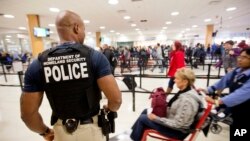 Warga AS memadati bandara Hartsfield–Jackson di Atlanta untuk melakukan perjalanan guna merayakan liburan Thanksgiving (25/11).