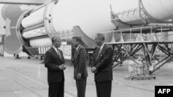 1962 год. Вернер фон Браун (слева), президент США Джон Кеннеди (в центре) и вице-президент Линдон Джонсон у ракеты "Сатурн".