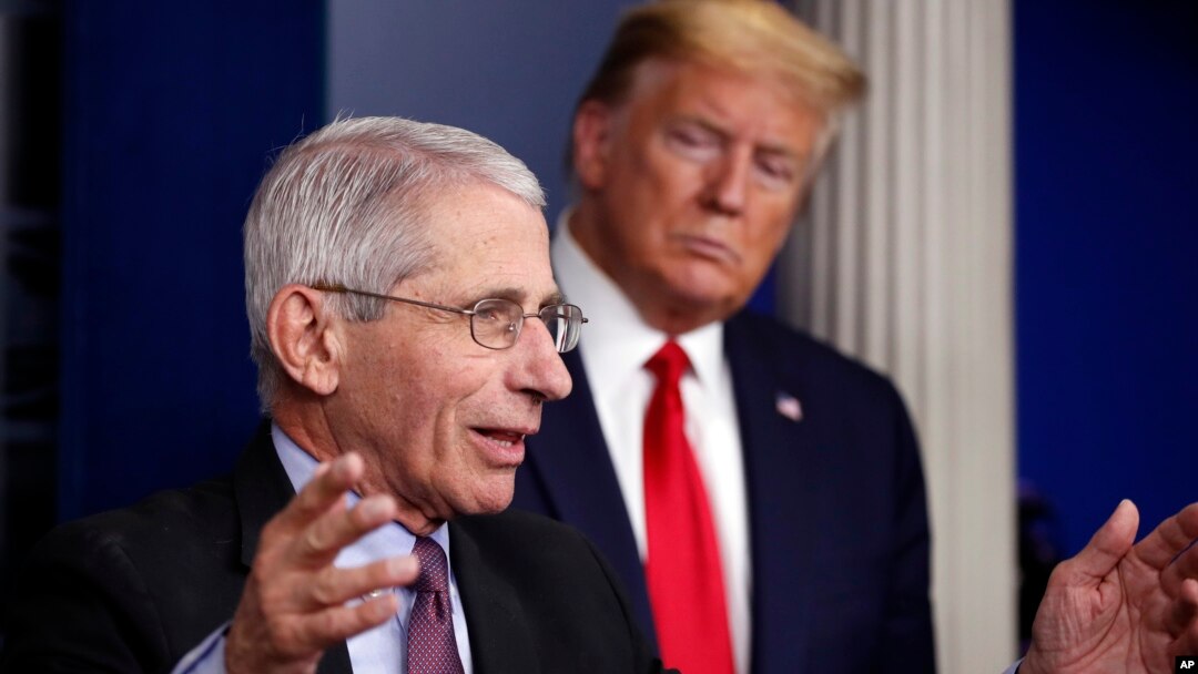 Doktor Entoni Fauči i predsednik Donald Tramp na konferenciji za novinare u Beloj kući 